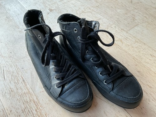 Schwarzer schnürschuh - schwarzer,